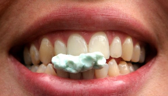 Pros and Cons of Chewing Gum at Work