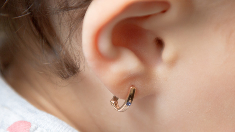 How does ear anatomy influence earring discomfort