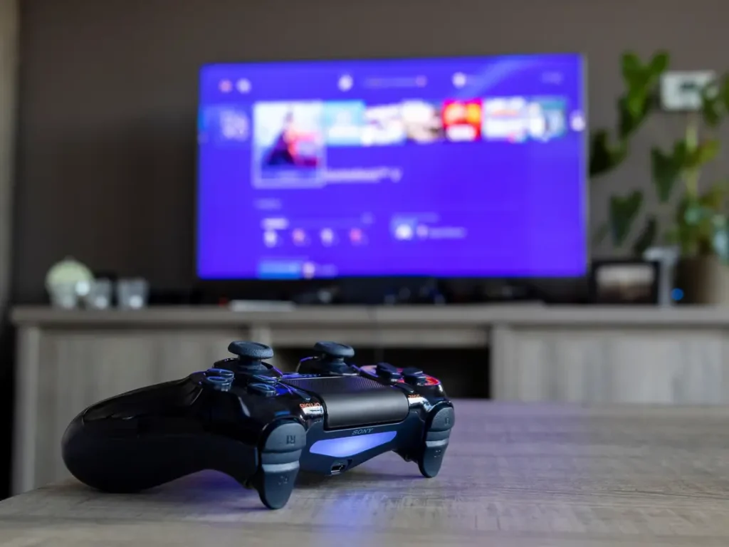 What wired audio options and third-party devices can enhance audio on the PS4